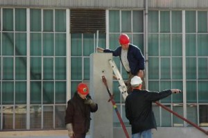 Trois hommes travaillant sur un chantier