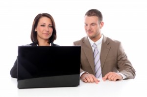Deux personnes regardant un ordinateur