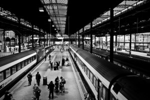 Vue de la gare de Bâle en noir et blanc